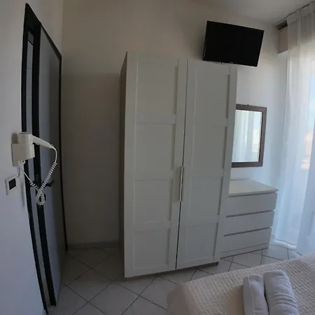 Hotel John 3*